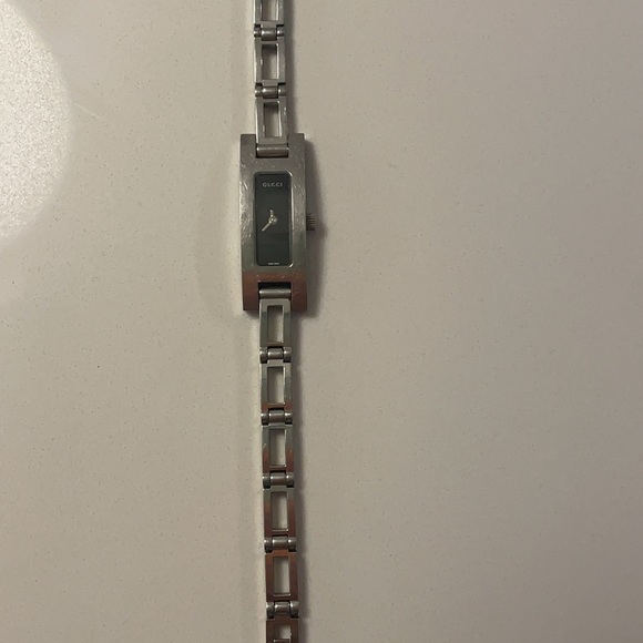 *SOLD* 3900L Vintage Gucci Watch - Picture 4 of 8